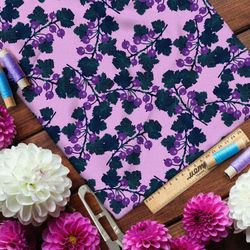 Ткань атлас затемнённая смородина на розовом фоне