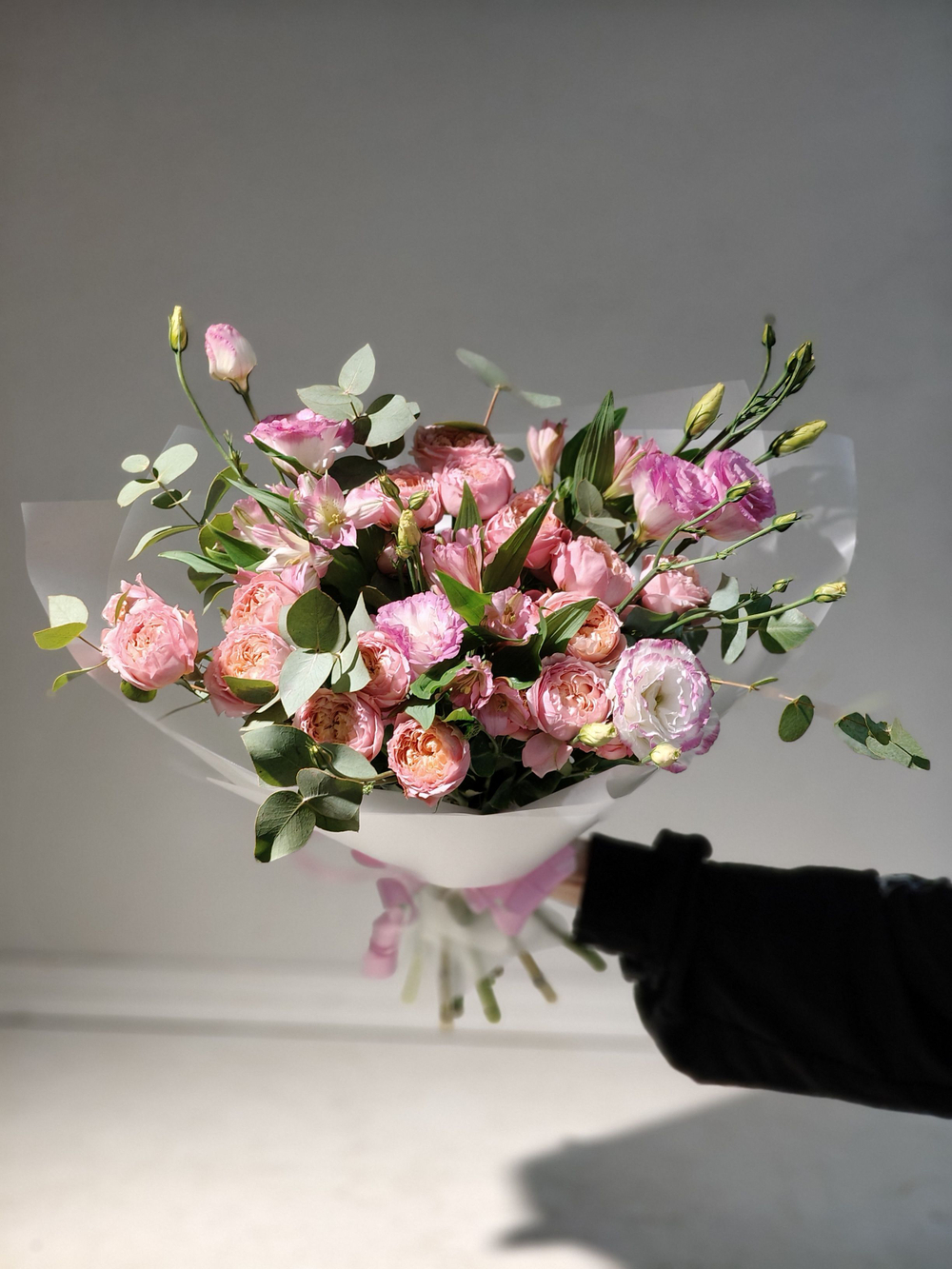 Стильный букет-кулек в яркой гамме (С0058)