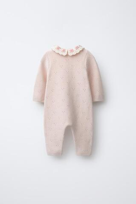 ZARA КОМБИНЕЗОН ВЯЗАНЫЙ, ВОРОТНИК КРЮЧКОМ, ВЫШИТЫЕ ЦВЕТЫ, ТЕЛЕСНО-РОЗОВЫЙ