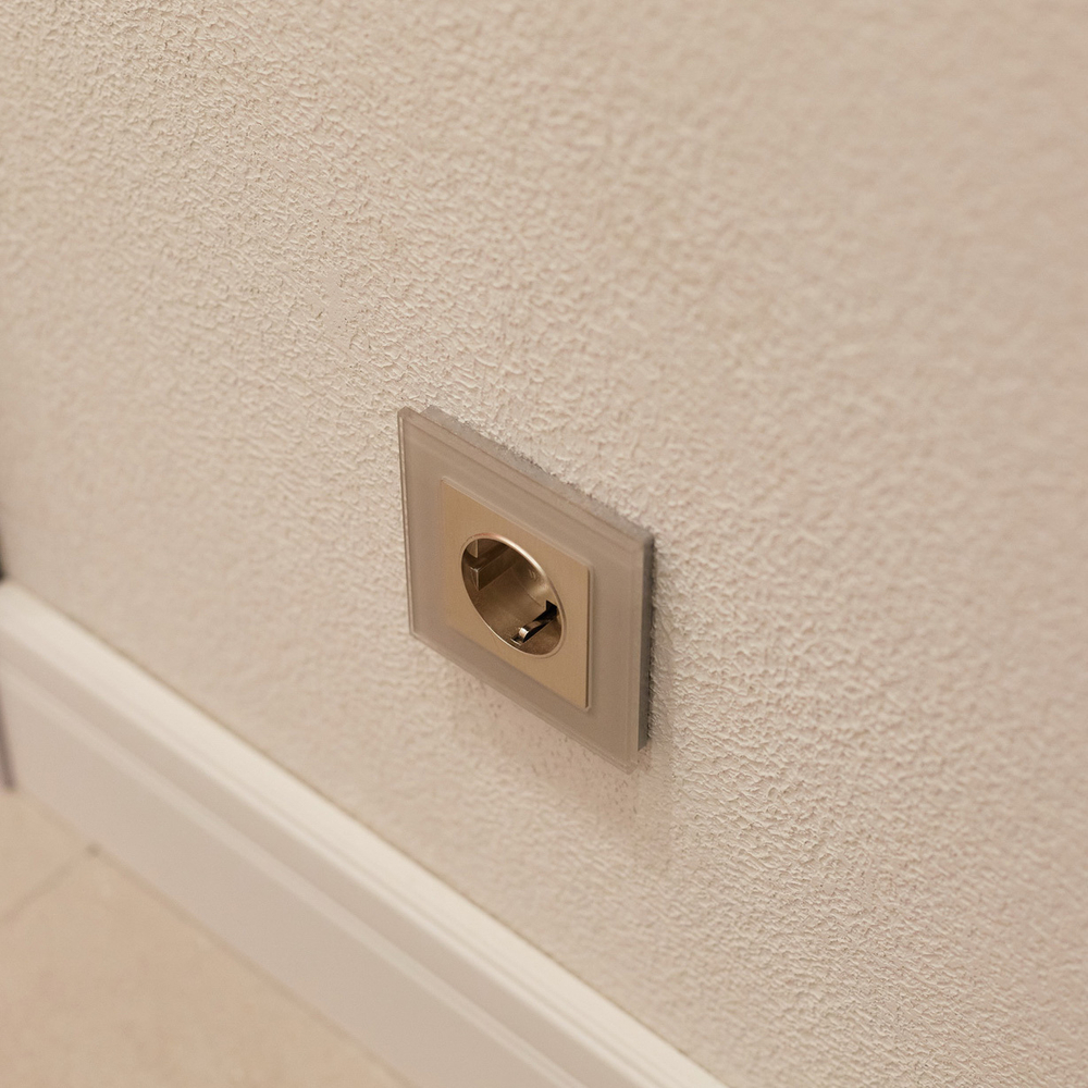 Розетка с заземлением и шторками (шампань рифленый)