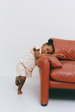 ZARA ФУТБОЛКА С ПРИНТОМ КЛУБНИКИ, ЖЕЛТОВАТО-БЕЛЫЙ