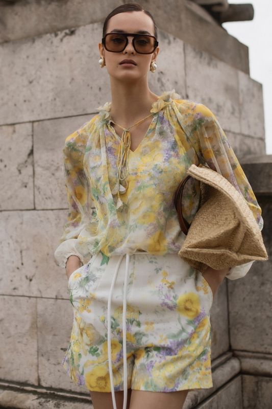 Костюм с желтыми цветами