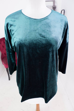 Блузка бархатистая, визуально на 50 размер