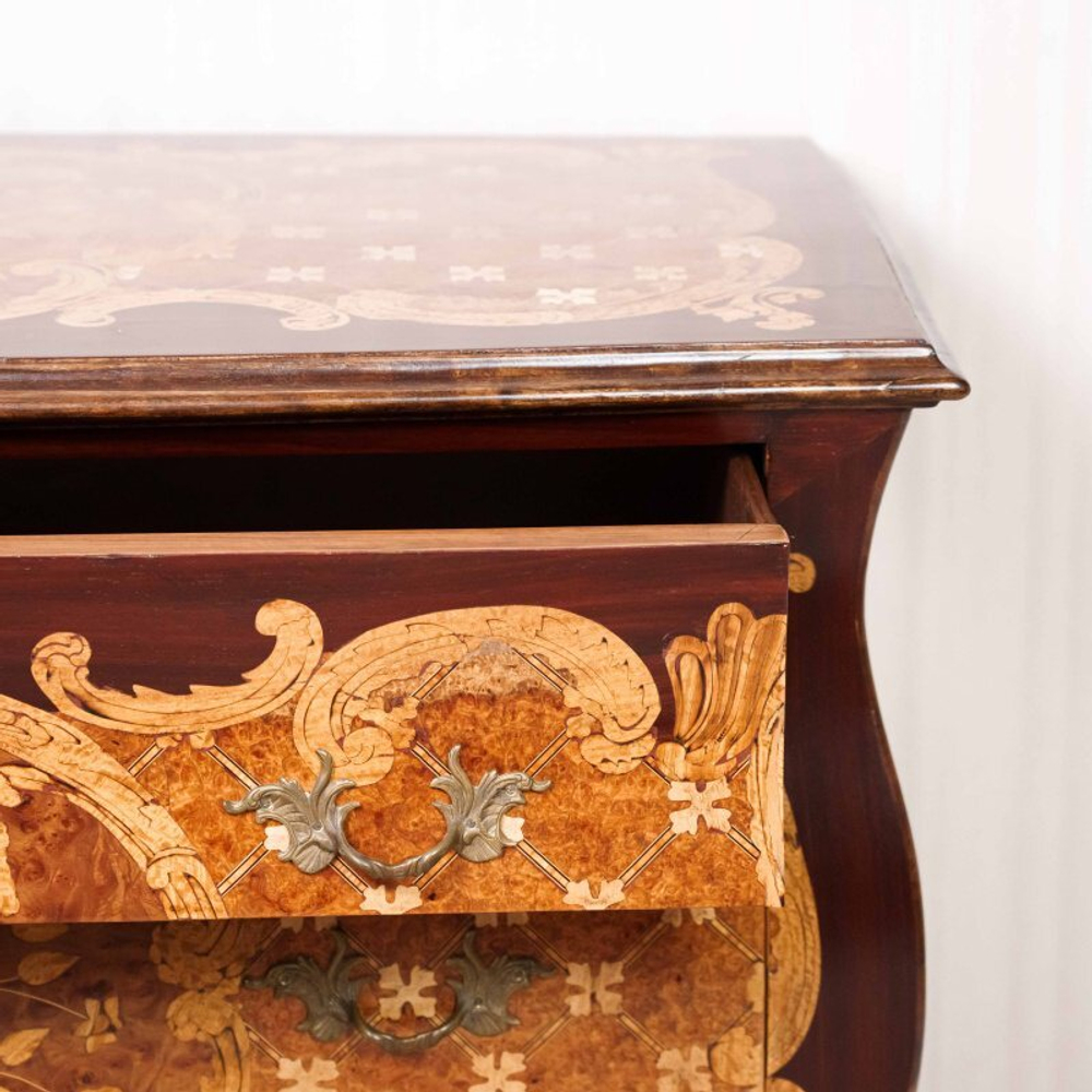 Комод с художественной инкрустацией