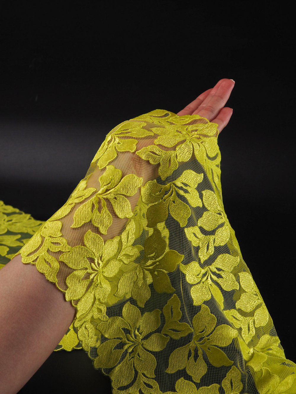 Вышивка на сетке лимон-лайм неоновая неэластичная ширина 22 см ОТРЕЗ 1 м