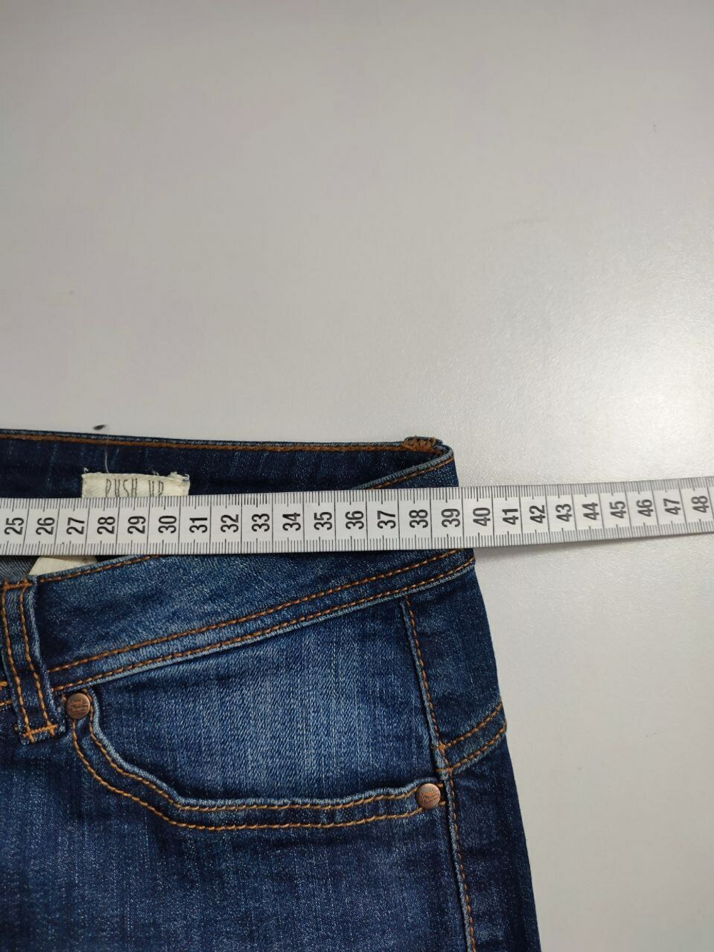 Джинсы Reserved с рваным эффектом 44 размер