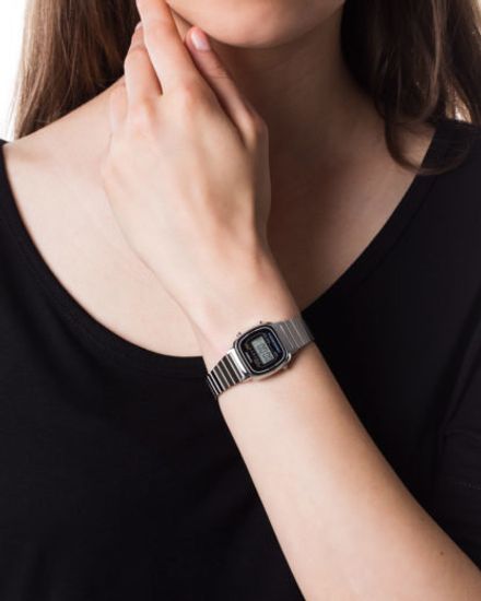 Женские наручные электронные часы Casio LA670W-1