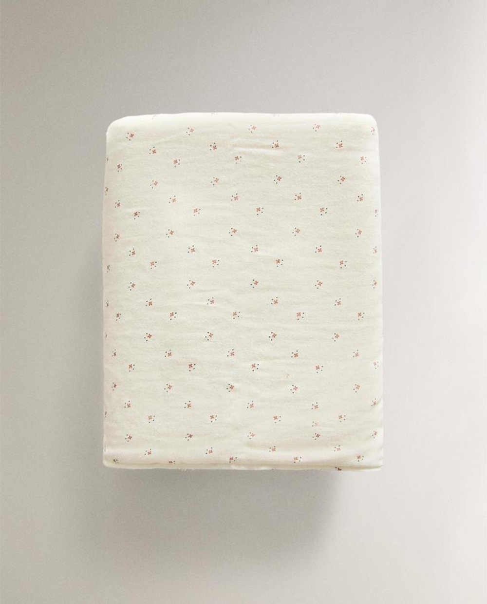 ZARA HOME ДЕТСКОЕ ПОЛОТЕНЦЕ С ЦВЕТОЧНЫМ ПРИНТОМ, ЭКРЮ