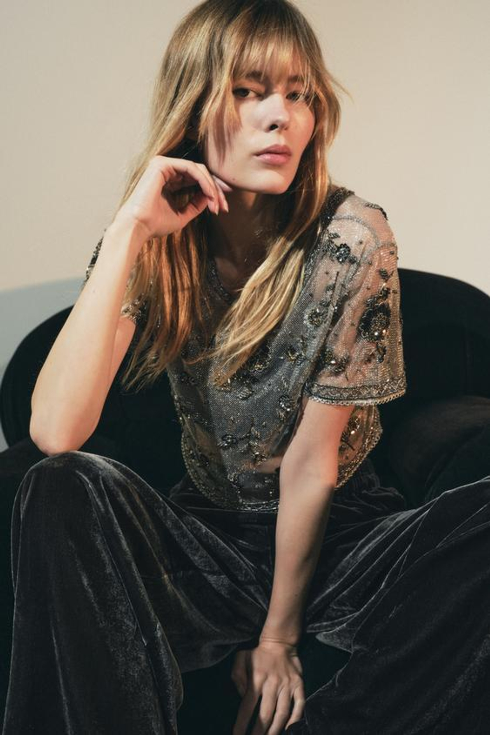 ZARA ТОП ИЗ СЕТЧАТОЙ ТКАНИ С БЛЕСТЯЩЕЙ НИТЬЮ И БУСИНАМИ, СЕРЕБРИСТЫЙ