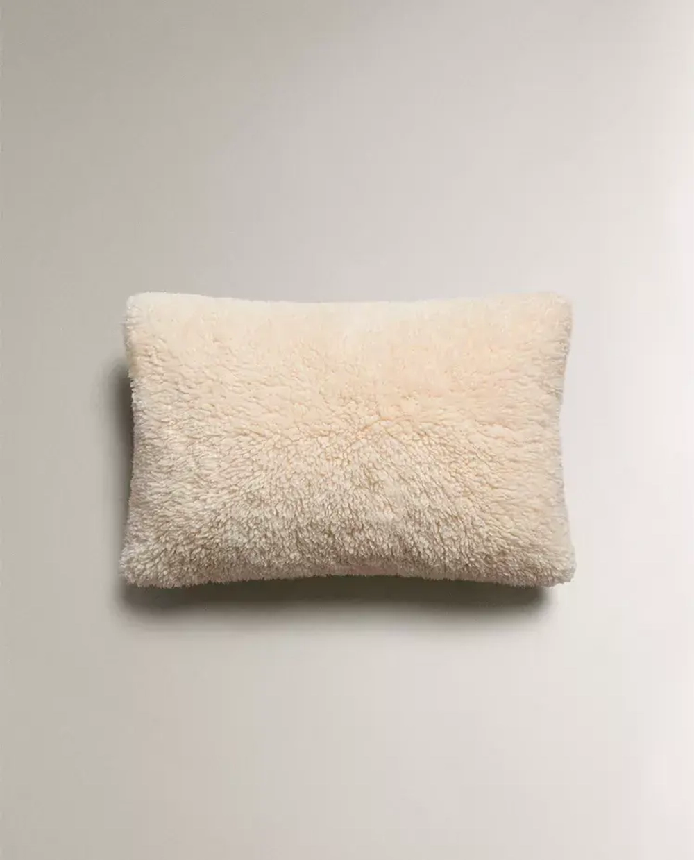 ZARA HOME НАВОЛОЧКА ДЛЯ ДЕКОРАТИВНОЙ ПОДУШКИ ИЗ ИСКУССТВЕННОЙ ОВЧИНЫ, ЭКРЮ