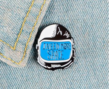 Значок металлический на одежду/Пин.  More Space