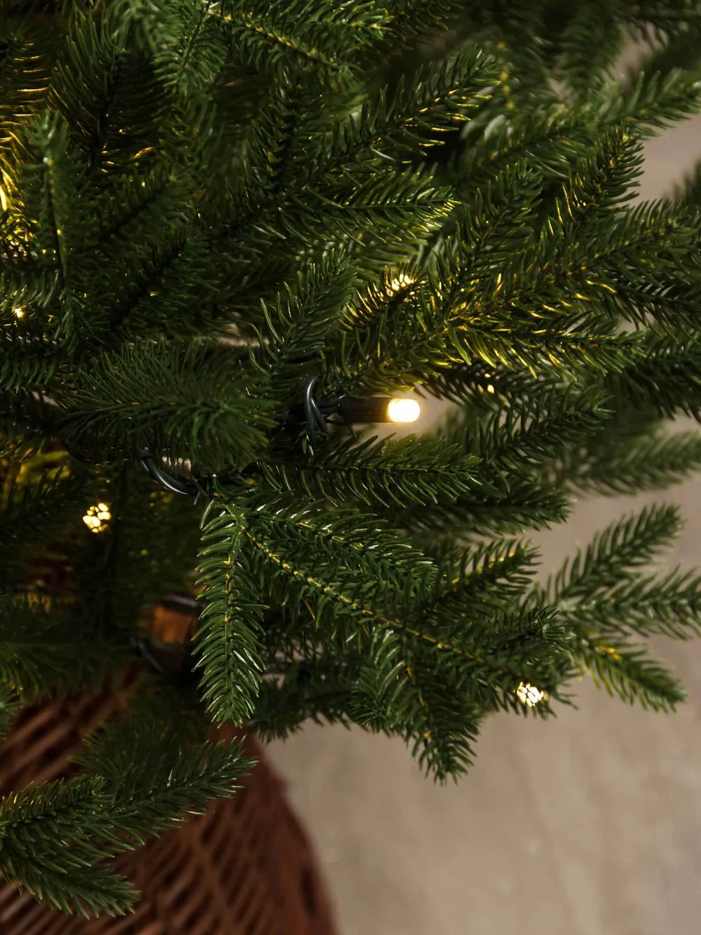 Елка с гирляндой встроенной «Эльга» (Литая хвоя) от 1,5 м до 3 м