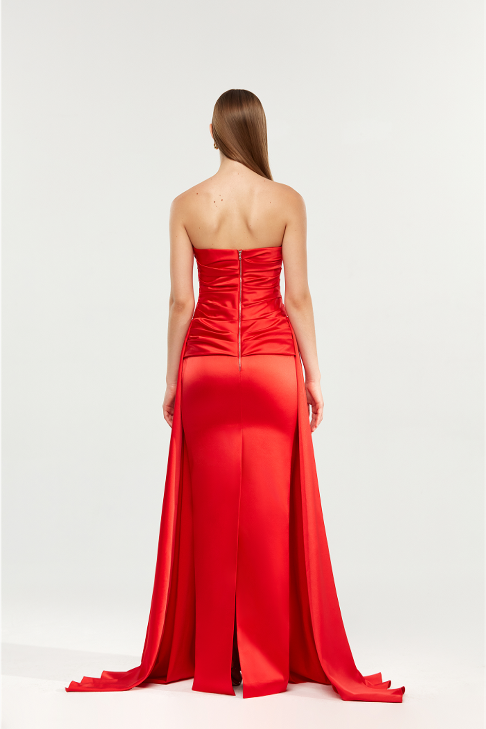 Платье макси драпированное из атласа со шлейфом