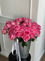 Розовые одноголовые розы