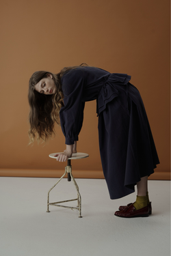 Платье с V-вырезом, поясом-баской и длинным рукавом, темно-синий хлопок-твил