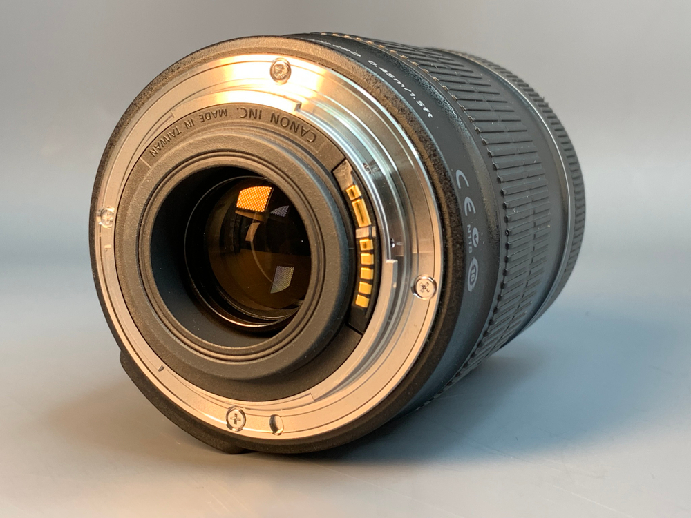 Canon EF-S 18-135mm пыль внутри передней линзы