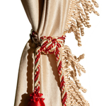 Шторы спального места с ламбрекеном и прихватами "Кисти" в кабину Volvo, Scania, MAN, DAF, Merc, Камаз, Sitrak, Shacman, Foton, FAW. Высота 1,5м, ширина одной стороны - 1,15м. Блэкаут, велюр. Бежевый цвет с бежевой бахромой и красными кистями