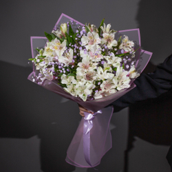Букет Белых Альстромерии с сиреневой гипсофилой