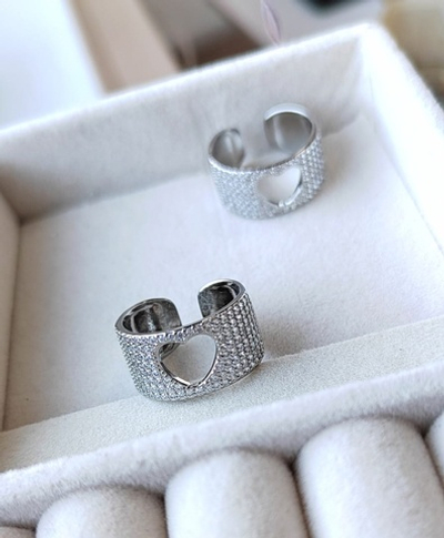 к021-р Кольцо с контурным сердцем и фианитами 11мм, родий