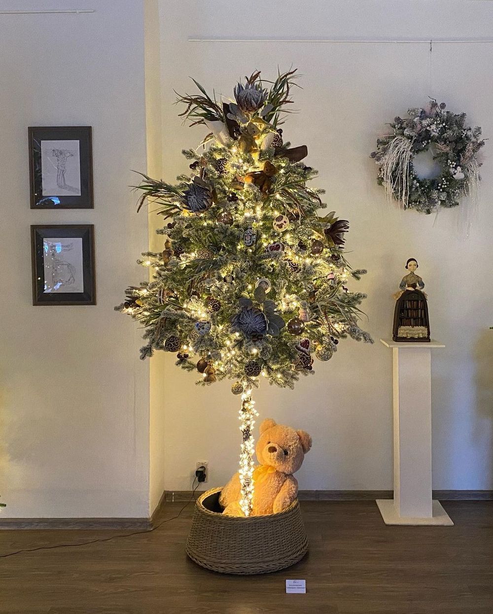 Заснеженная елка на ножке «Торшер» с гирляндой встроенной (Литая хвоя) 210 см / 2,1 м