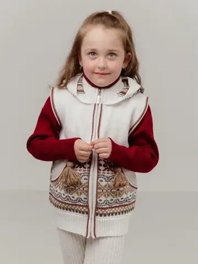 Жилетка вязаная с капюшоном