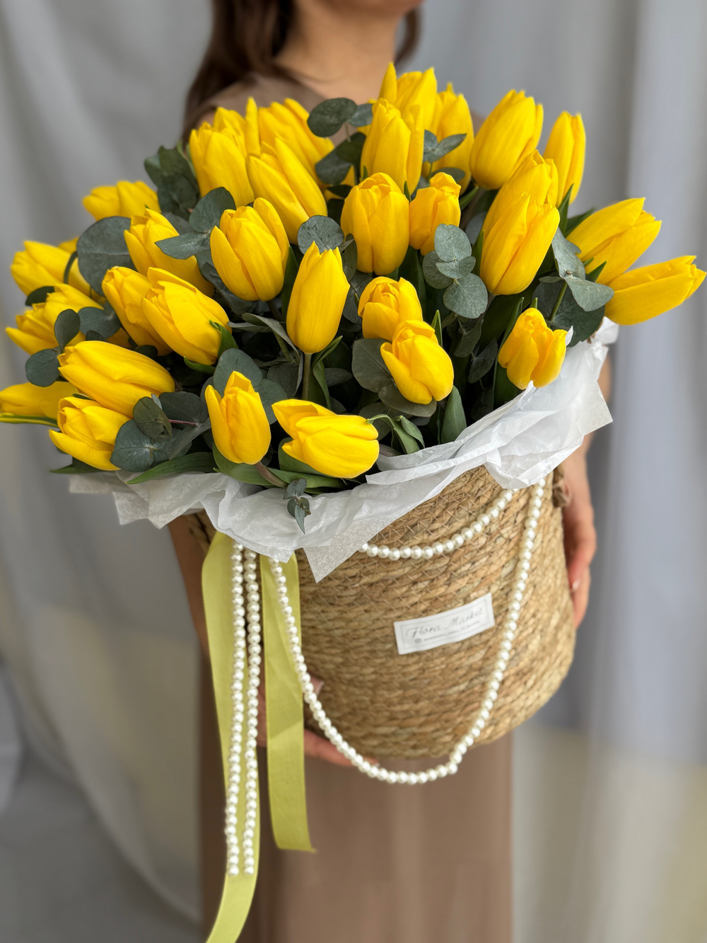 Роскошные желтые тюльпаны и благородный эвкалипт в стильной корзине от Флора Маркет