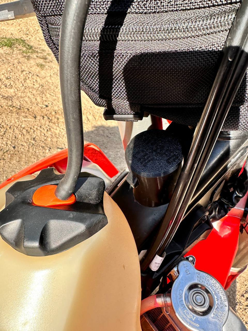 Защита крышки маслобака инжектора KTM, Husqvarna, GasGas TPI/TBI