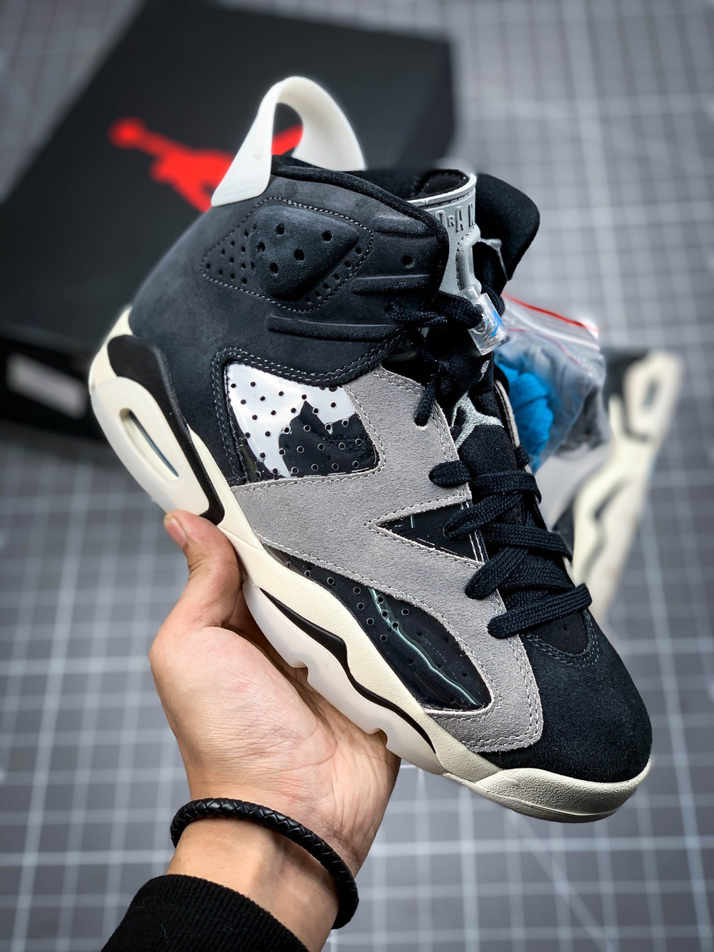 AIR JORDAN 6 RETRO TECH CHROME BLACK/LIGHT SMOKE GREY/SAIL/CHROME