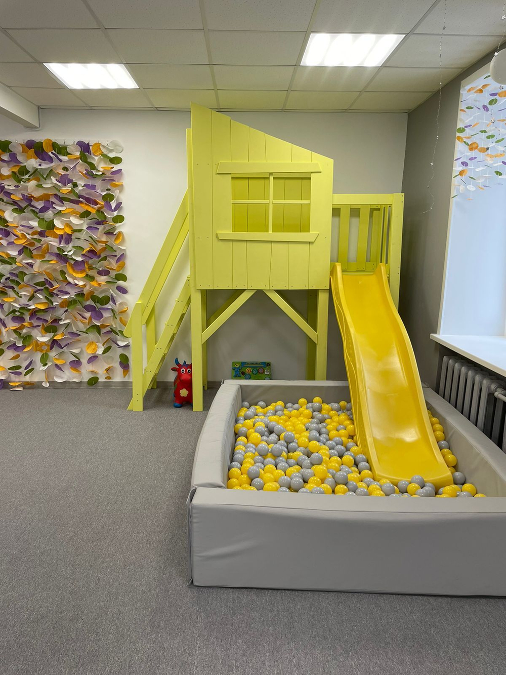 Детский игровой домик с горкой для помещения