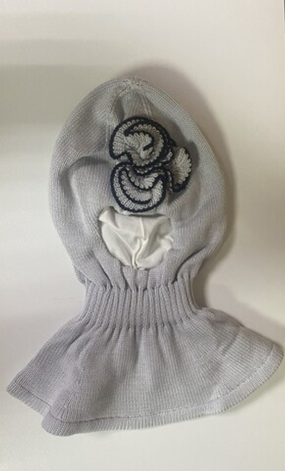 Шлем демисезонный на девочку серый с цветочной нашивкой, размеры 46,48