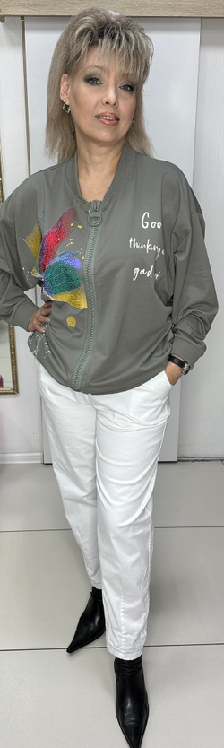 Оливковый трикотажный жакет-бомбер с цветным принтом