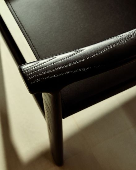 Стул Jan из переработанной кожи черного цвета и ясеня в черном цвете