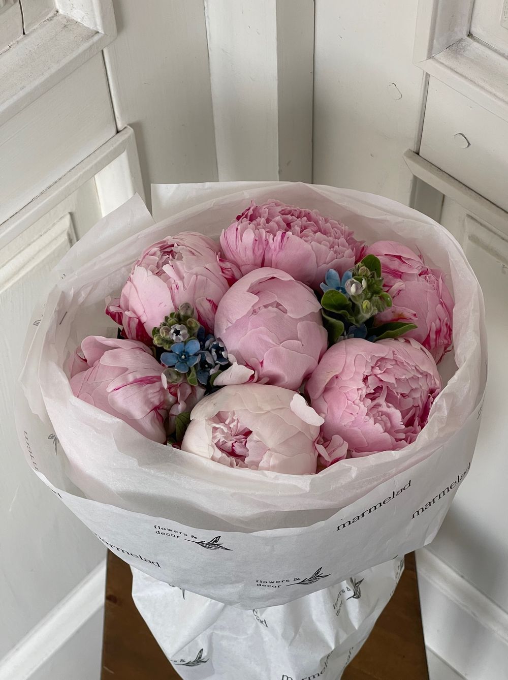 Букет 7шт розовых пионов с незабудками