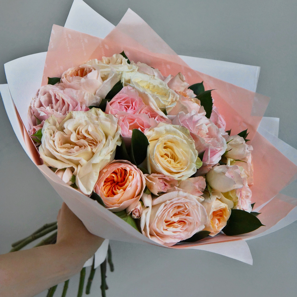 50. Ароматный микс букет из трёх видов роз