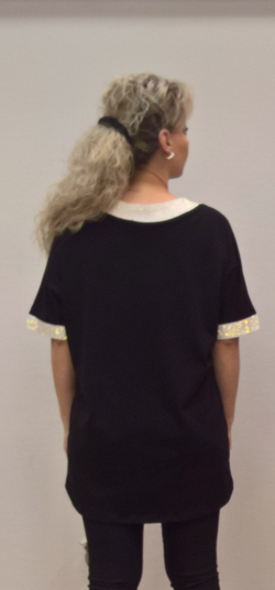 Черная хлопковая туника с коротким рукавом и белым стразовым вырезом