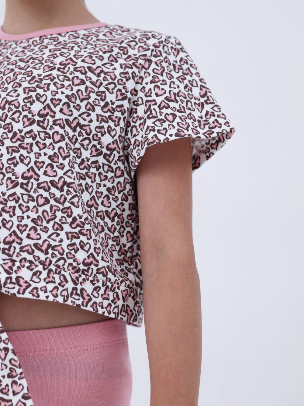 Блузка для девочки, модель №1, рост 128 см, белая с принтом "сердечки"