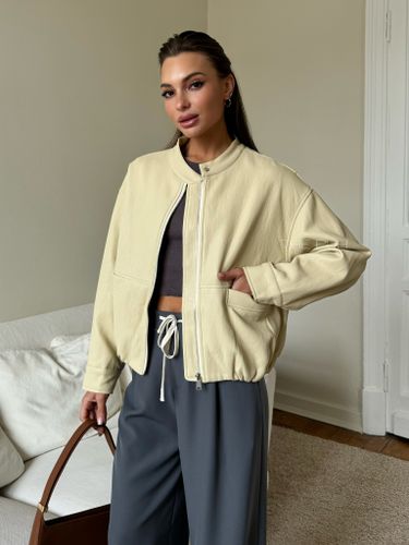 Бежевая куртка-бомбер из эко-кожи