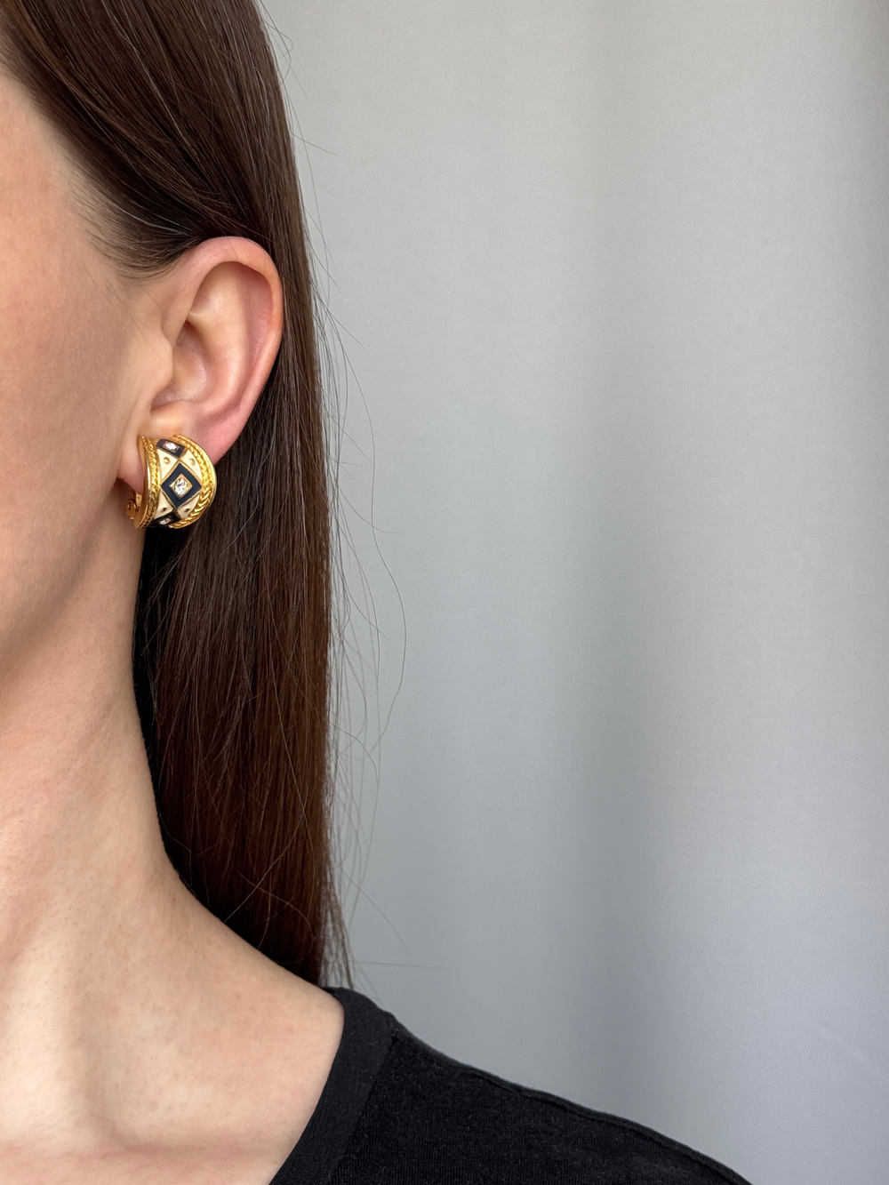 Клипсы с кремовой и синей эмалью