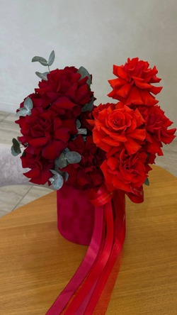 Коробка с красными французскими розами для любимой М