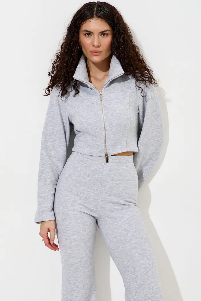 Приталенная олимпийка с рукавом клеш цвета серый меланж