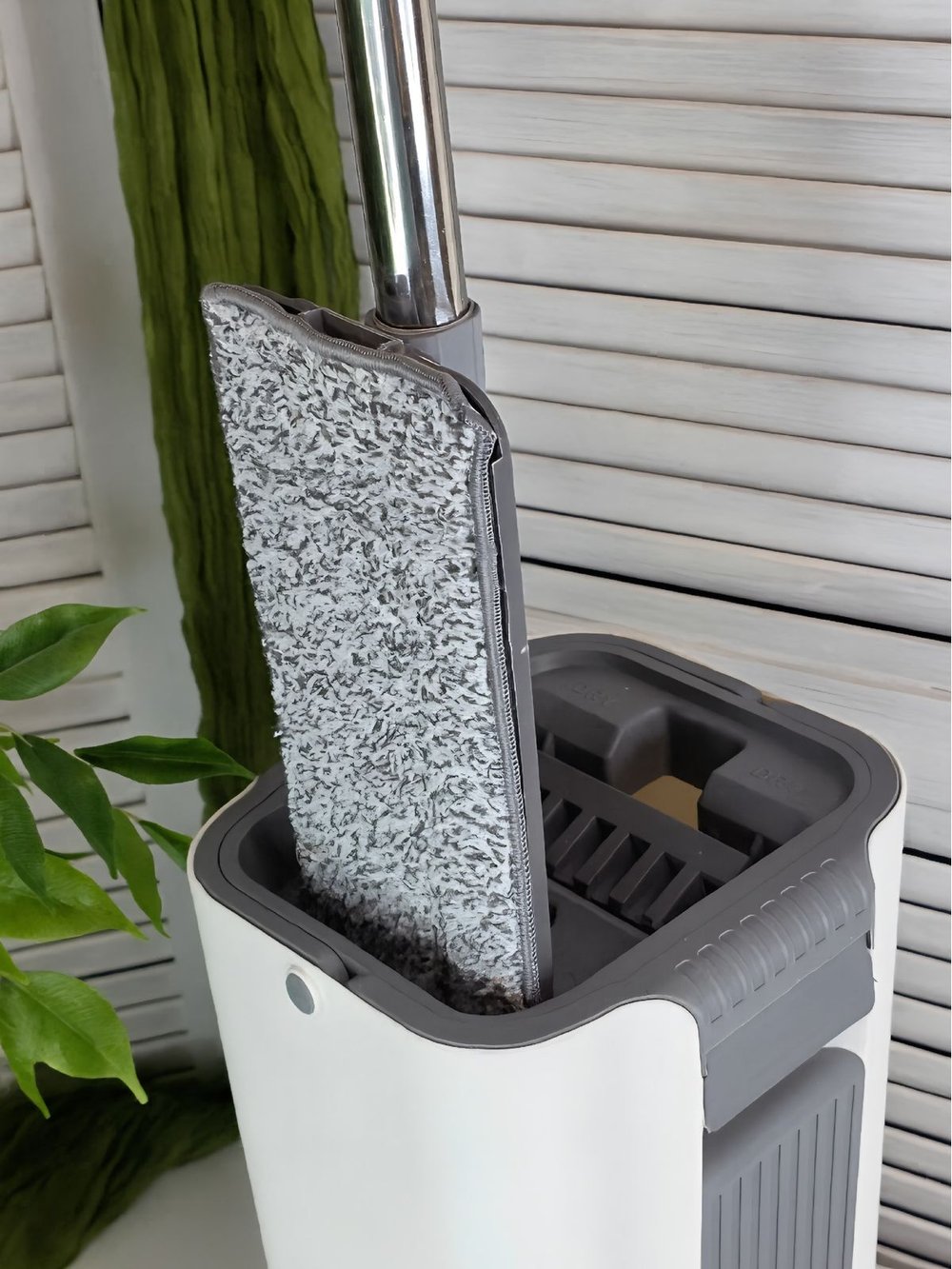 Ведро для мытья полов 5+5л с отжимом на защелках шваброй+2 насадки в комплекте