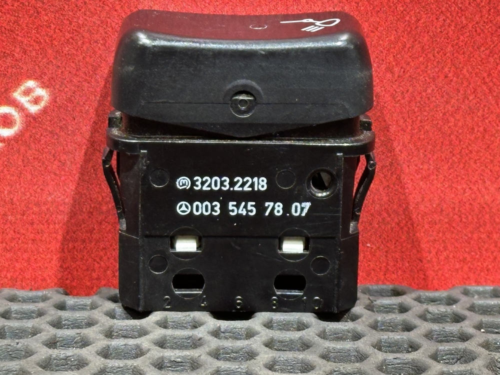 Кнопка освещения в салоне