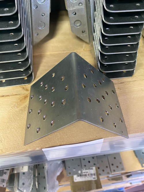 Крепежный уголок равносторонний 80х80х80 ОЦ.