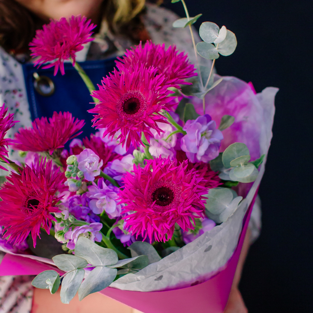 27. Современный яркий букет с гермини и маттиолой