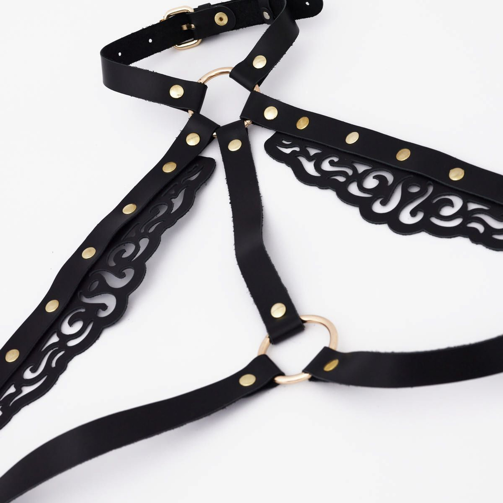 Черная кожаная портупея с резными элементами