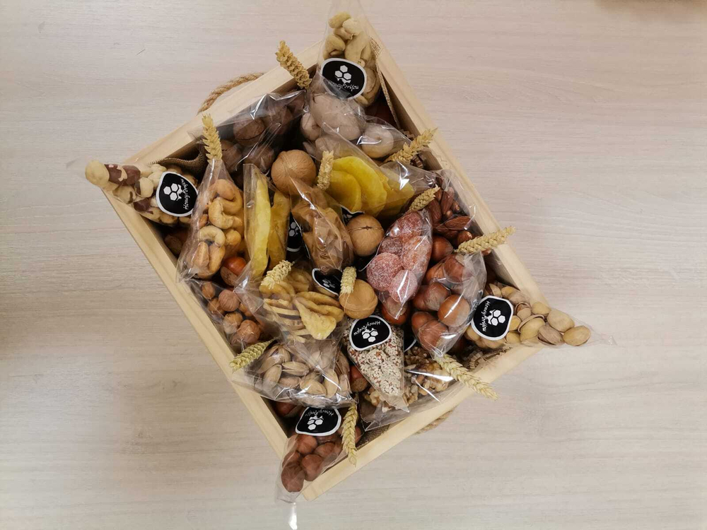 Подарочный набор орехов и сухофруктов в деревянном ящике