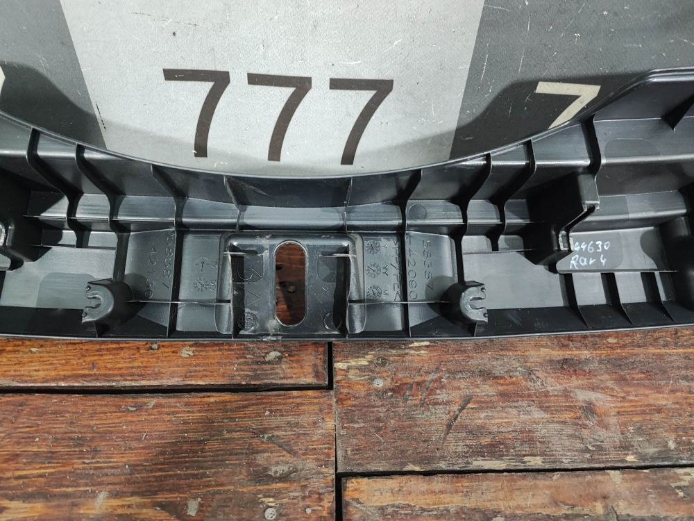 Кожух замка багажника Toyota RAV4 V (XA50) 18-нв Б/У Оригинал 5838742090C0