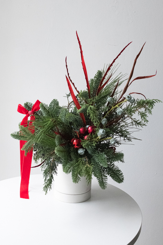 Хвойная композиция с красным декором малая