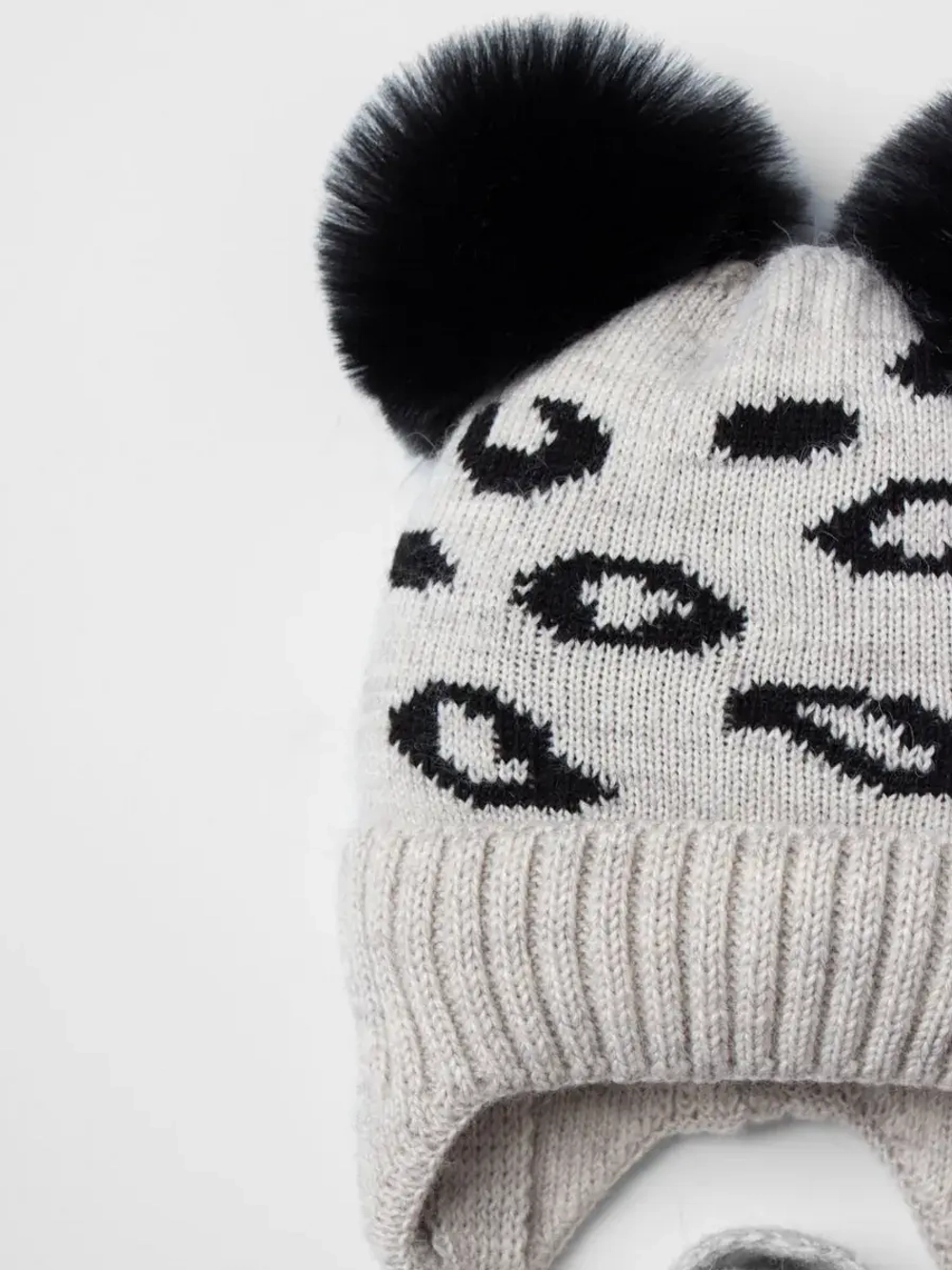 Шапка для девочки зимняя с помпонами на завязках