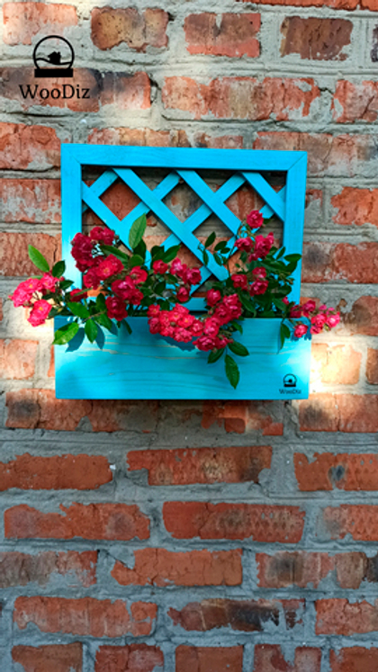 Кашпо из дерева с решеткой